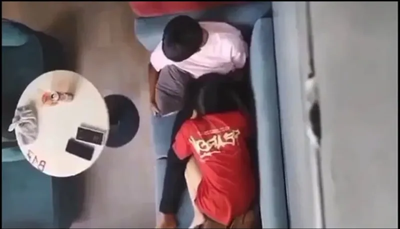 Quay lén người yêu bú bú cho em gái nơi công cộng