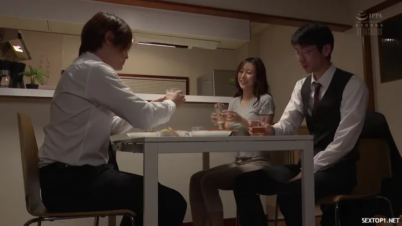 đến nhà tiền bối ở nhờ, ép làm tình luôn bà xã sếp