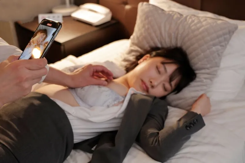 Chuyến công tác với kẻ có danh quấy rối ở công ty, cô gái bị chuốc thuốc ngủ