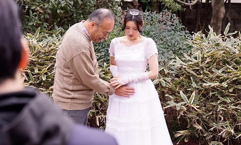 Chồng quá yếu, vợ dù yêu nhưng vẫn thường quan hệ với bố gã chồng đến có thai