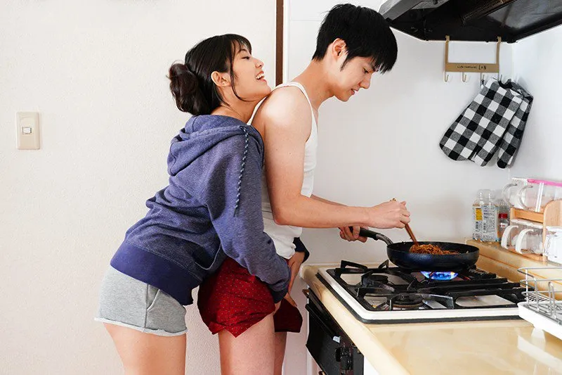 Sống cùng với người bạn gái của anh trai hư hỏng