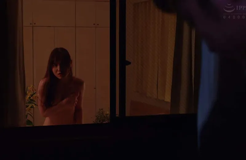 Cô nàng cạnh nhà anh xã chồng yêu cạnh bên nhà thường xuyên thay đồ ở ngay cửa sổ