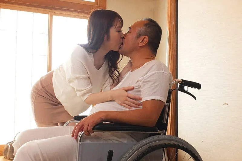 Vợ của con trai hiếu thảo chăm sóc bố chồng yêu tàn tật