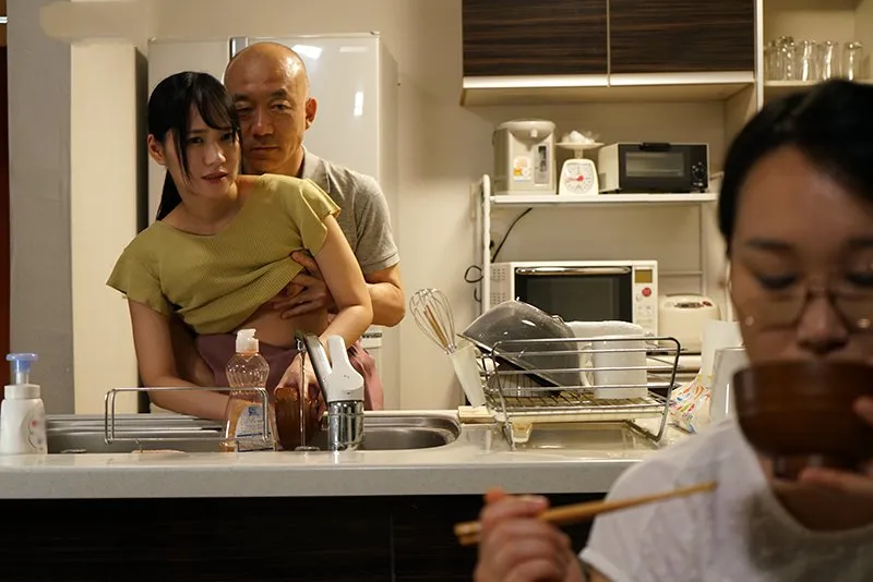 Gã chồng trả bài con gái riêng của vợ yêu khi biết cô vợ không thể sinh con cho mình