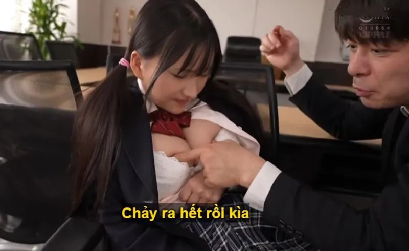 Ba năm trời, thầy giáo rèn luyện cô học trò ngực đẹp biến thành "bình đựng tinh"