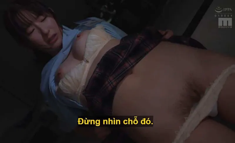 Ông chủ lập mưu quan hệ với cô nhân viên kiêu kỳ lười nhác, suốt ngày chỉ chăm chăm nhắn tin cho người yêu.